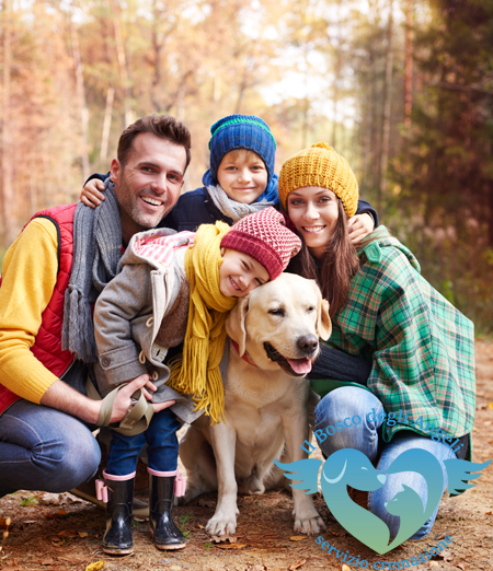 Cane con la sua famiglia in un bosco.