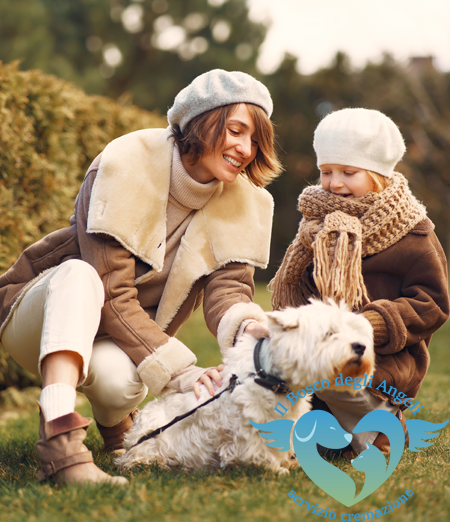 Una mamma e una bambina con il loro cane.