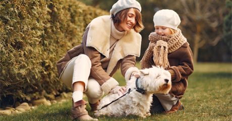 Una mamma e una bambina con il loro cane.