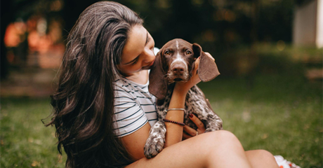Un cane in braccio alla sua padrona